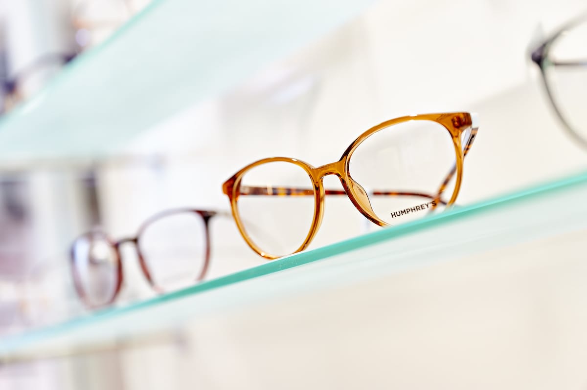 Markenbrille von Humphrey's bei Optik Boysen in Ocker Gleitsichtglas